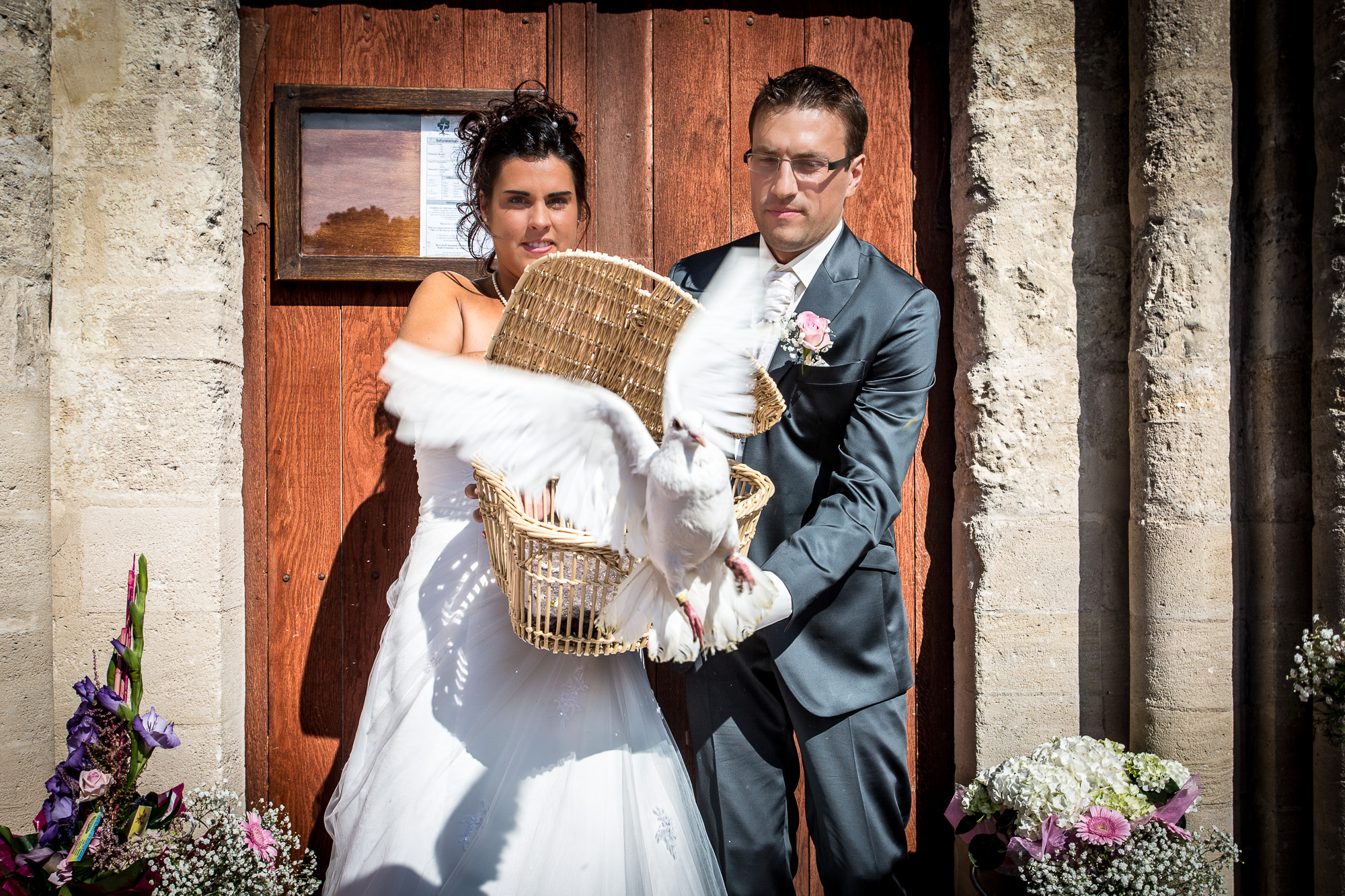 Un couple de jeune marié lâche une colombe